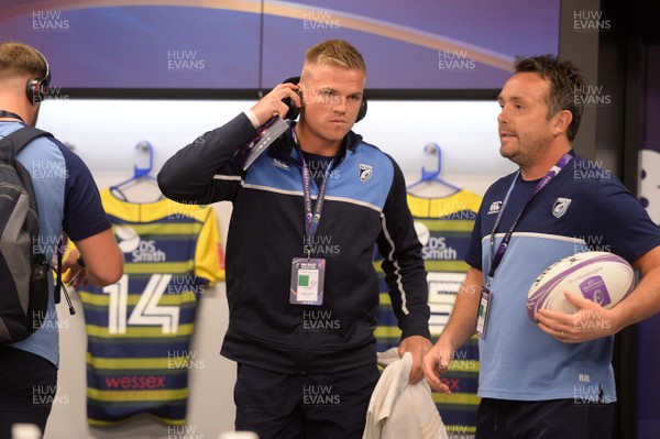 110518 - Cardiff Blues v Gloucester - European Rugby Challenge Cup Final - Gareth Anscombe of Cardiff Blues and Matt Sherratt in the dressing room ahead of kick off
