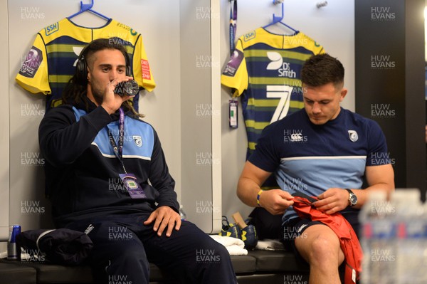110518 - Cardiff Blues v Gloucester - European Rugby Challenge Cup Final - Josh Navidi and Ellis Jenkins of Cardiff Blues in the dressing room ahead of kick off