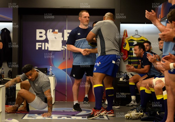 110518 - Cardiff Blues v Gloucester - European Rugby Challenge Cup Final - Gethin Jenkins presents Taufa'ao Filise of Cardiff Blues with his jersey