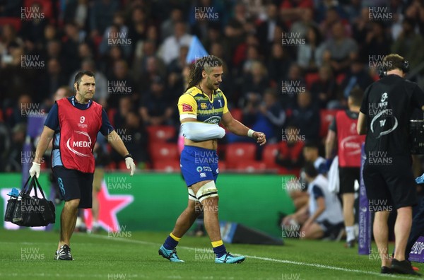 110518 - Cardiff Blues v Gloucester - European Rugby Challenge Cup Final - Josh Navidi of Cardiff Blues leaves the field with an injury