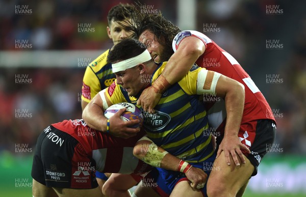 110518 - Cardiff Blues v Gloucester - European Rugby Challenge Cup Final - Ellis Jenkins of Cardiff Blues is tackled by Lewis Ludlow and Josh Hohneck of Gloucester