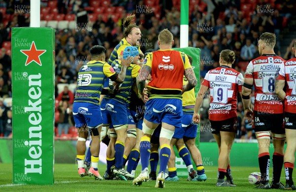 110518 - Cardiff Blues v Gloucester - European Rugby Challenge Cup Final - Cardiff Blues players celebrate Tomos Williams try