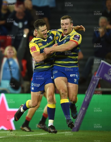 110518 - Cardiff Blues v Gloucester - European Rugby Challenge Cup Final - Garyn Smith of Cardiff Blues celebrates his try with Tomos Williams (left)