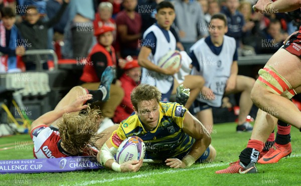 110518 - Cardiff Blues v Gloucester - European Rugby Challenge Cup Final - Blaine Scully of Cardiff Blues beats tackle by Billy Twelvetrees of Gloucester to score try