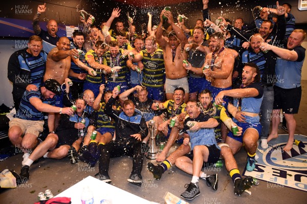 110518 - Cardiff Blues v Gloucester - European Rugby Challenge Cup Final - Cardiff Blues players and staff celebrate in the dressing room