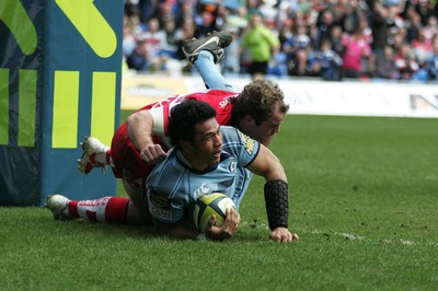 14.03.10 Cardiff Blues v Gloucester - LV=Cup Semi-Final - Blues' Casey Lualua scores try as Gloucester's James Simpson Daniel tackles 