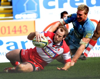 14.03.10 - LV= Cup Rugby, Cardiff Blues v Gloucester Rugby Gloucester's James Simpson Daniel gets past Blues' Andy Powell as he scores a try 