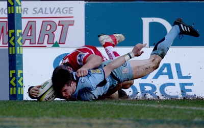 14.03.10 ... Cardiff Blues v Gloucester, LV= Cup Semi Final -  Blues' Ceri Sweeney beats Gloucester's Tim Molenaar to score try   