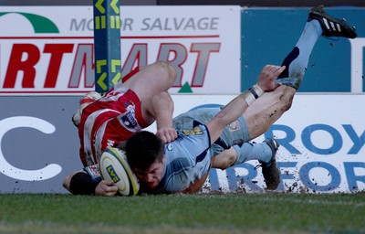 14.03.10 ... Cardiff Blues v Gloucester, LV= Cup Semi Final -  Blues' Ceri Sweeney beats Gloucester's Tim Molenaar to score try   