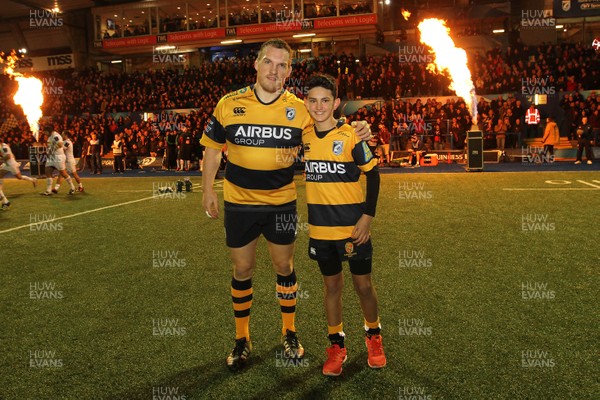 211115 - Newport County v Yeovil Town - Sky Bet League 2 -Cardiff Blues mascot Amir Saleh with captain Gethin Jenkins