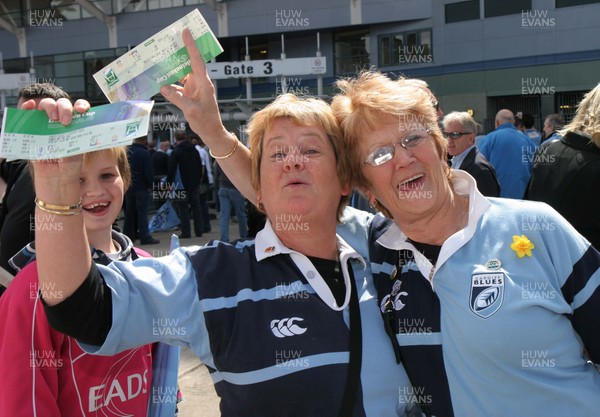 03.05.09  Cardiff Blues vs. Leicester Tigers. Heineken Cup Semi-Final. Fans soak up the atmosphere as they prepare to watch Cardiff Blues take on Leicester Tigers at The Millennium stadium. 