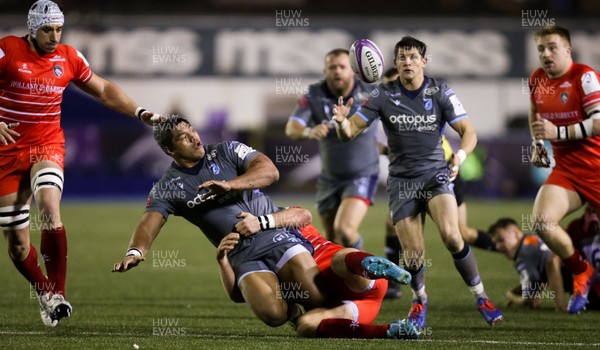 231119 - Cardiff Blues v Leicester Tigers, European Challenge Cup - Nick Williams of Cardiff Blues offloads to Lloyd Williams of Cardiff Blues as he is tackled