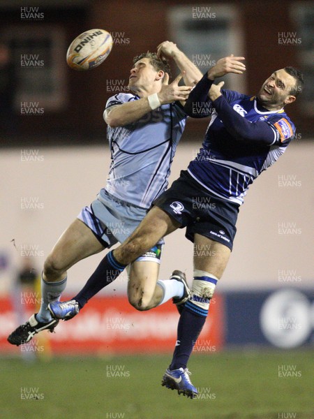 080213 - Cardiff Blues v Leinster, RaboDirect PRO12 - Cardiff Blues' Gavin Evans and Leinster's Dave Kearney compete for the ball