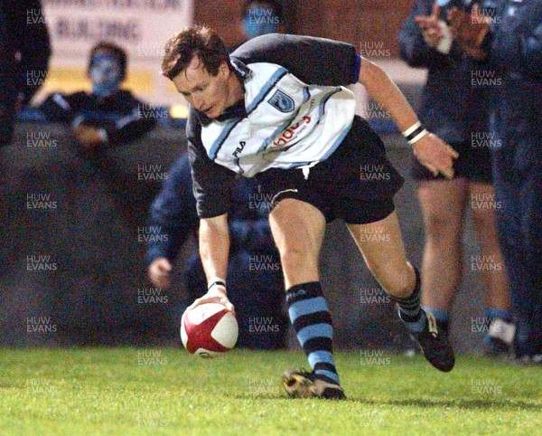 101003 - Cardiff Blues v Leinster - Blues' Nick Walne crosses to score try