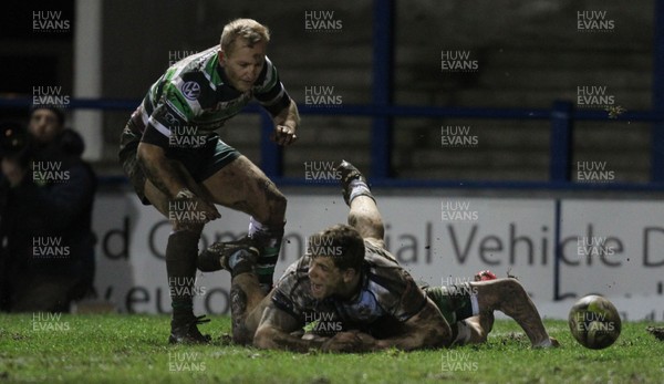 010213 - Cardiff Blues v London Irish, LV= Cup - Cardiff Blues' Gavin Evans reaches out to score try