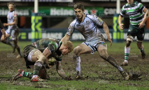 010213 - Cardiff Blues v London Irish, LV= Cup - Cardiff Blues' Jason Tovey puts London Irish's Tom Homer under pressure