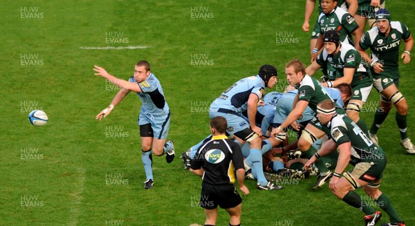 15.11.09 - Cardiff Blues v London Irish - LV= Cup - Richie Rees of Cardiff Blues releases the backs. 