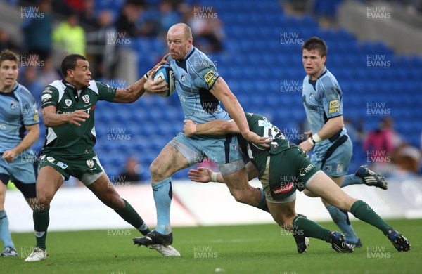 15.11.09... Cardiff Blues v London Irish, LV= Cup. -  Blues' Gareth Thomas takes on London Irish's Jonathan Joseph (lt) and Charlie Gower  