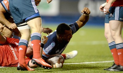 011114 - Cardiff Blues v Munster - Guiness PRO12 -Manoa Vosawai of Cardiff Blues beats tackle by Paddy Butler of Munster to score try