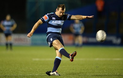 011114 - Cardiff Blues v Munster - Guiness PRO12 -Gareth Davies of Cardiff Blues kicks at goal