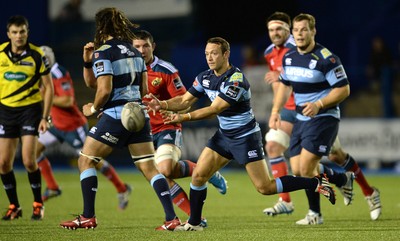 011114 - Cardiff Blues v Munster - Guiness PRO12 -Gareth Davies of Cardiff Blues