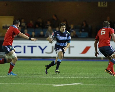 011114 - Cardiff Blues v Munster - GuinnessPro12 -Lucas Gonzalez Amorosino of The Blues takes on Paddy Butler(L) and CJ Stander of Munster 