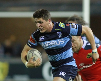 011114 - Cardiff Blues v Munster - GuinnessPro12 -Richard Smith of The Blues beats BJ Botha  of Munster