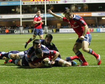 011114 - Cardiff Blues v Munster - GuinnessPro12 -Paddy Butler of Munster scores a try to win the game