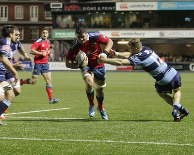 011114 - Cardiff Blues v Munster - GuinnessPro12 -Paddy Butler of Munster beats Gavin Evans of The Blues to score a try to win the game