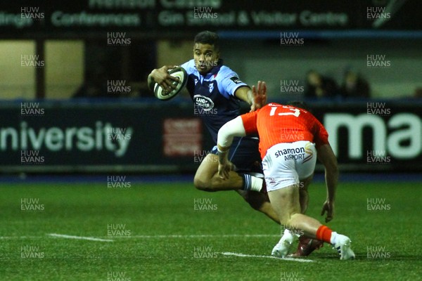 021119 - Cardiff Blues v Munster - GuinnessPRO14 - Rey Lee Lo of Cardiff Blues takes on Sammy Arnold of Munster 