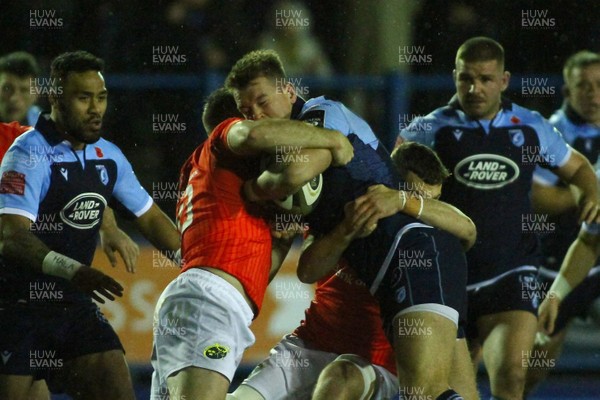 021119 - Cardiff Blues v Munster - GuinnessPRO14 - Jsaon Harris of Cardiff Blues is tackled by JJ Hanrahan and Arno Botha of Munster 