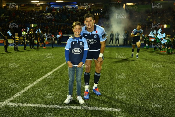 021119 - Cardiff Blues v Munster - GuinnessPRO14 - Mascot of Cardiff Blues with captain Lloyd Williams 