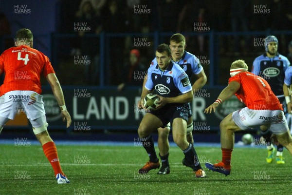 021119 - Cardiff Blues v Munster - GuinnessPRO14 - Garyn Smith of Cardiff Blues takes on Darren O'Shea (4) and Jeremy Loughman of Munster 