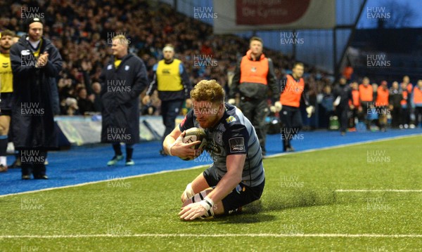 170218 - Cardiff Blues v Munster - Guinness PRO14 - Macauley Cook of Cardiff Blues scores try