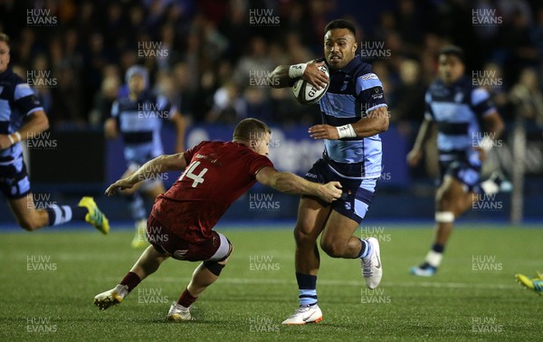 210918 - Cardiff Blues v Munster - Guinness PRO14 - Willis Halaholo of Cardiff Blues makes a break to set up Tomos Williams of Cardiff Blues for a try