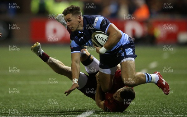 210918 - Cardiff Blues v Munster - Guinness PRO14 - Jason Harries of Cardiff Blues is tackled by Andrew Conway of Munster