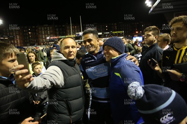 210918 - Cardiff Blues v Munster - Guinness PRO14 - Rey Lee-Lo of Cardiff Blues has a selfie with fans