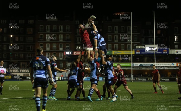 210918 - Cardiff Blues v Munster - Guinness PRO14 - Peter O'Mahony of Munster and George Earle of Cardiff Blues go up in the line out