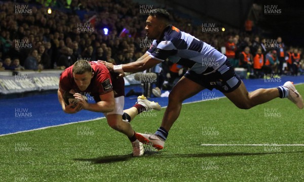 210918 - Cardiff Blues v Munster, Guinness PRO14 - Andrew Conway of Munster dives in to score the second try
