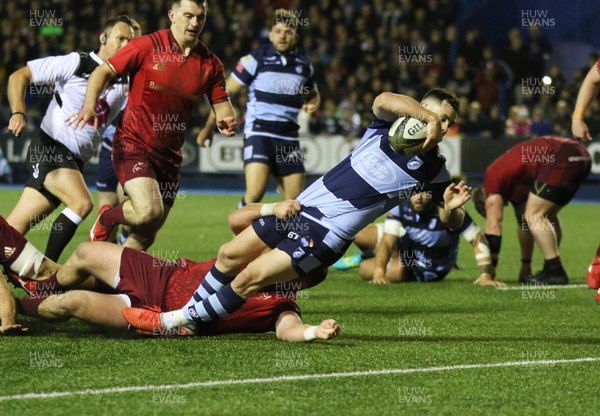 210918 - Cardiff Blues v Munster, Guinness PRO14 - Tomos Williams of Cardiff Blues crashes over the line to score try