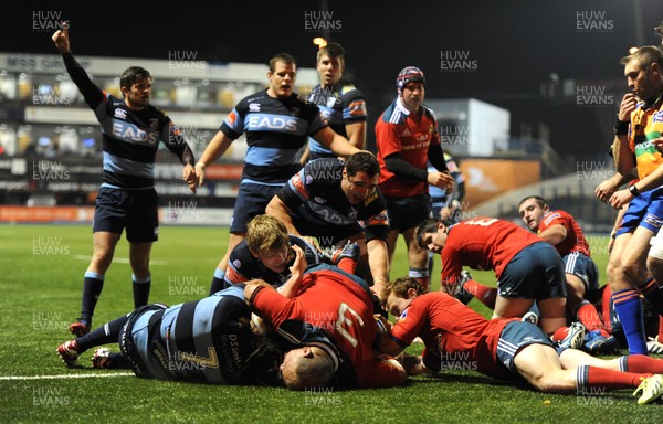 231113 - Cardiff Blues v Munster - RaboDirect PRO12 -Kristian Dacey (hidden) of Cardiff Blues scores try