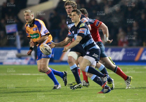 231113 Cardiff Blues v Munster - RaboDirectPro12 -Tomos Williams of The Blues spreads the ball wide