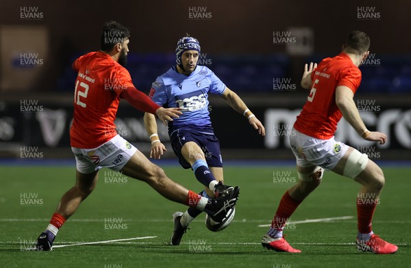 260221 - Cardiff Blues v Munster - Guinness PRO14 - Matthew Morgan of Cardiff Blues tries to chip the ball past Damian de Allende of Munster