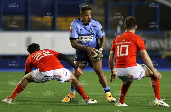 260221 - Cardiff Blues v Munster - Guinness PRO14 - Rey Lee-Lo of Cardiff Blues is challenged by Joey Carbery of Munster