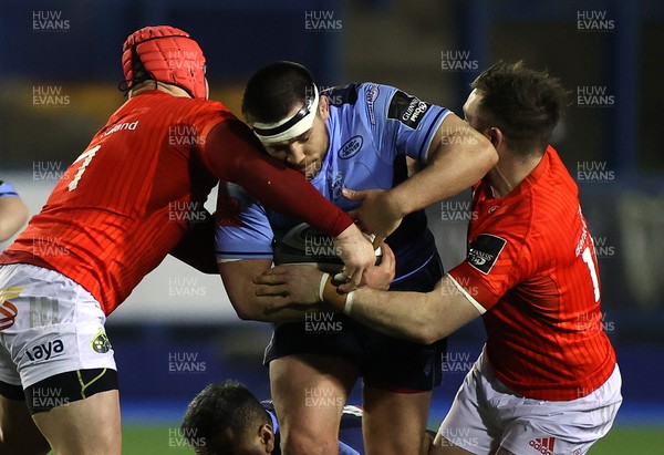 260221 - Cardiff Blues v Munster - Guinness PRO14 - Ellis Jenkins of Cardiff Blues is tackled by Chris Cloete and Calvin Nash of Munster