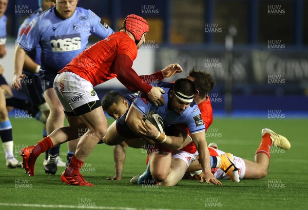 260221 - Cardiff Blues v Munster - Guinness PRO14 - Ellis Jenkins of Cardiff Blues is tackled by Chris Cloete and Calvin Nash of Munster