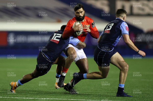260221 - Cardiff Blues v Munster - Guinness PRO14 - Damian de Allende of Munster is tackled by Rey Lee-Lo of Cardiff Blues