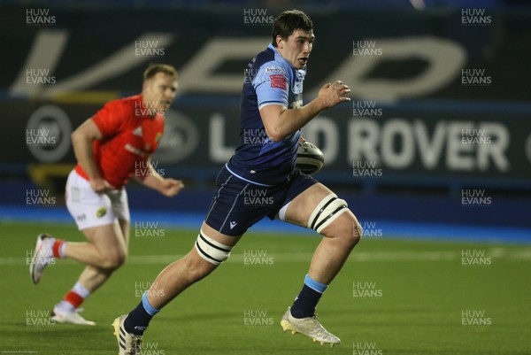 260221 - Cardiff Blues v Munster, Guinness PRO14 - Seb Davies of Cardiff Blues races in to score try