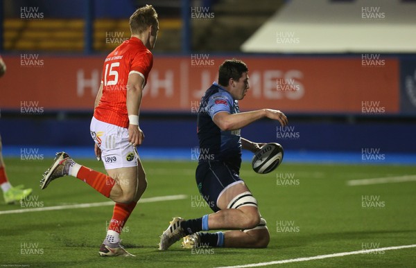 260221 - Cardiff Blues v Munster, Guinness PRO14 - Seb Davies of Cardiff Blues races in to score try