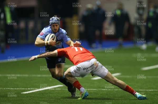 260221 - Cardiff Blues v Munster, Guinness PRO14 - Matthew Morgan of Cardiff Blues takes on Shane Daly of Munster